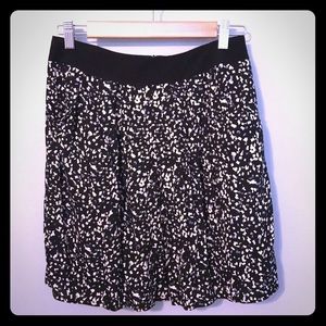 Black and white skirt with pockets!
